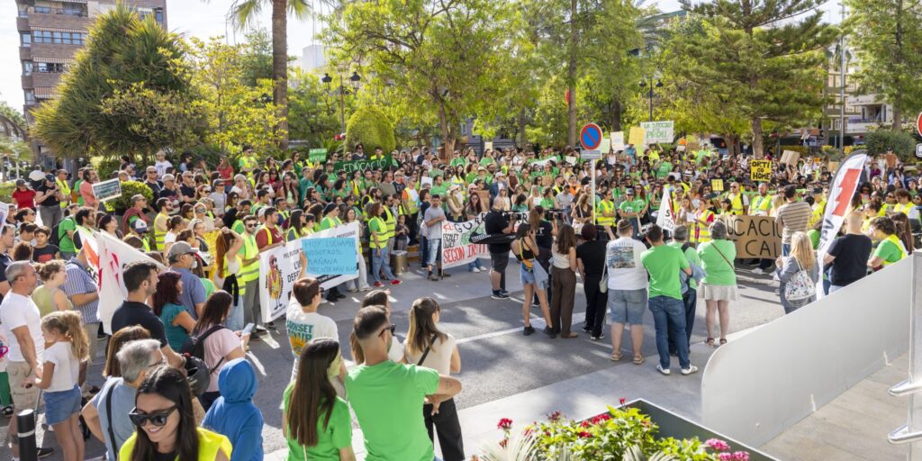 Gran afluencia de profesores y maestros concentrados frente a un centro público de Torrevieja con carteles y chalecos reflectantes reivindicativos