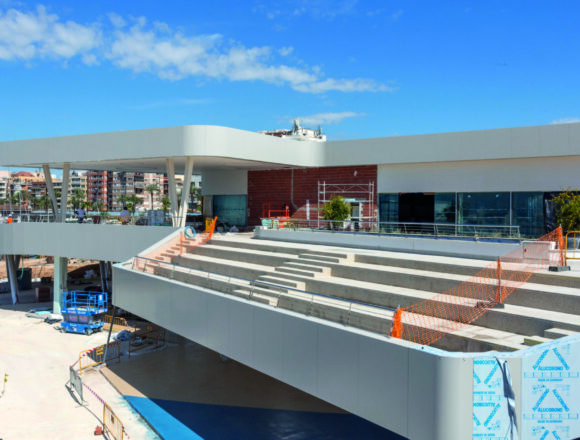 Obras de El Paseo del Mar en el puerto de Torrevieja en su fase final