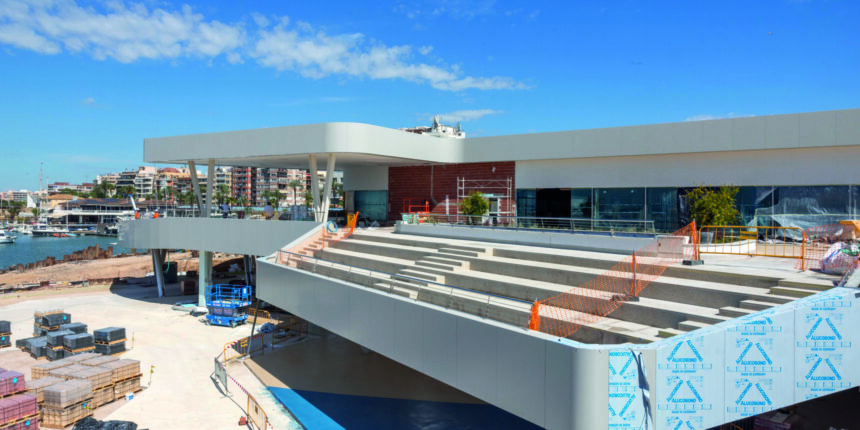 Obras de El Paseo del Mar en el puerto de Torrevieja en su fase final