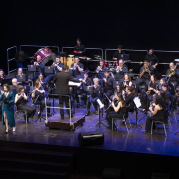 Los salerosos convirtieron el teatro municipal en un «Gran Guateque»
