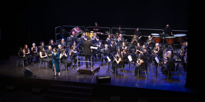 Los salerosos convirtieron el teatro municipal en un «Gran Guateque»