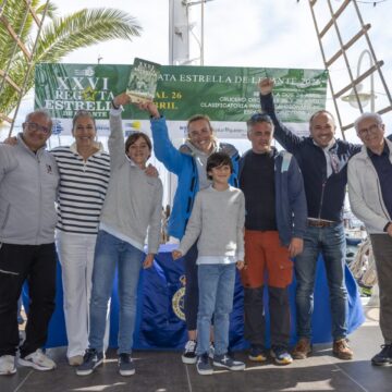 Ganadores de la 26ª Regata Estrella de Levante celebran con sus trofeos acompañados por autoridades locales y directivos del Real Club Náutico de Torrevieja