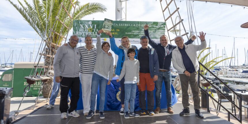 Ganadores de la 26ª Regata Estrella de Levante celebran con sus trofeos acompañados por autoridades locales y directivos del Real Club Náutico de Torrevieja