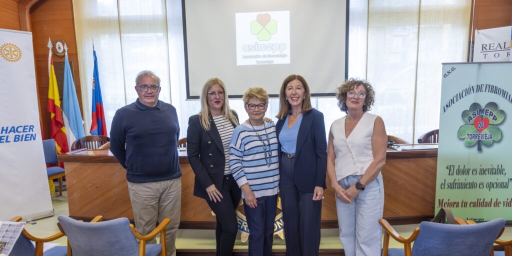 Representantes del Rotary Club y ASIMEPP Torrevieja junto a las ponentes tras finalizar la sesión divulgativa sobre el impacto de la fibromialgia
