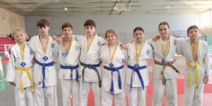 Judokas infantiles del Judo Club Nozomi de Torrevieja con sus medallas tras proclamarse campeones por equipos en la Copa de Judo de Requena