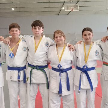 Judokas infantiles del Judo Club Nozomi de Torrevieja con sus medallas tras proclamarse campeones por equipos en la Copa de Judo de Requena