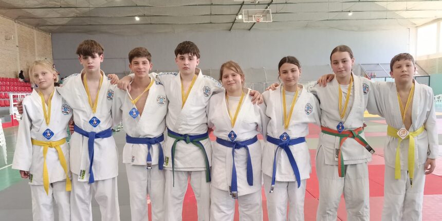 Judokas infantiles del Judo Club Nozomi de Torrevieja con sus medallas tras proclamarse campeones por equipos en la Copa de Judo de Requena
