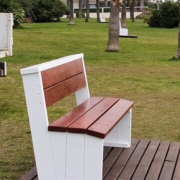 Nuevo banco instalado en la zona litoral de La Veleta dentro de las actuaciones de mejora de playas en Torrevieja
