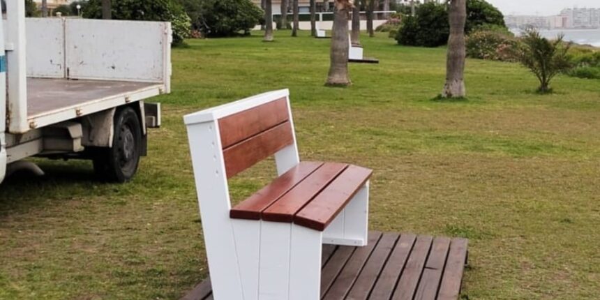 Nuevo banco instalado en la zona litoral de La Veleta dentro de las actuaciones de mejora de playas en Torrevieja