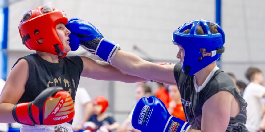 Jóvenes deportistas compiten en la Copa Diputación de Alicante de Kickboxing celebrada en Torrevieja