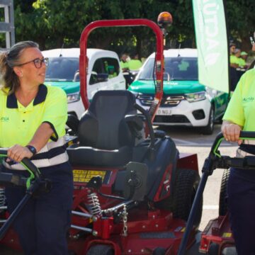 va3464-presentacion servicio parques y jardines Torrevieja presenta su servicio de parques y jardines con el despliegue técnico y humano más importante de su historia