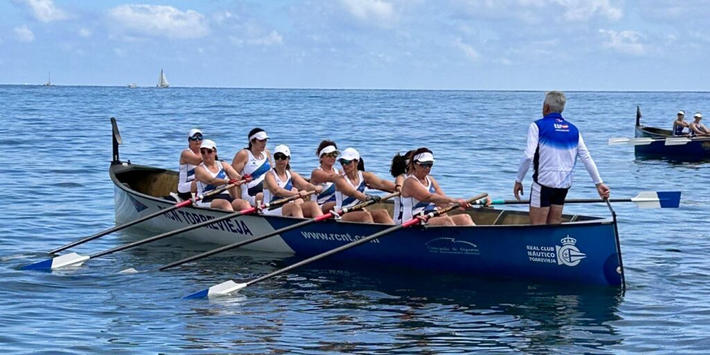 El equipo de veteranas del Real Club Náutico de Torrevieja remando en mar abierto