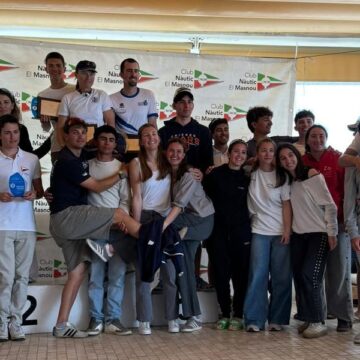 Alejandro Pareja y el grupo de regatistas premiados celebran sus trofeos en las instalaciones del Club Nàutic El Masnou
