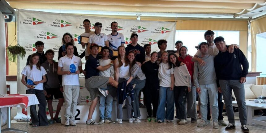Alejandro Pareja y el grupo de regatistas premiados celebran sus trofeos en las instalaciones del Club Nàutic El Masnou