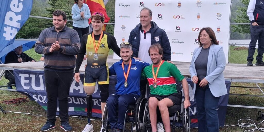 Javier García Martínez celebra su medalla de oro en el Campeonato de España de Remo Paralímpico junto a otros medallistas y autoridades