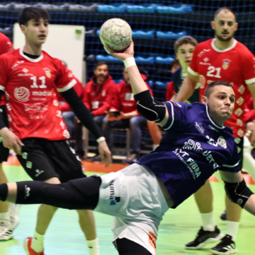 Ramón Mazón lanza a portería en un partido del CBM Mare Nostrum Torrevieja