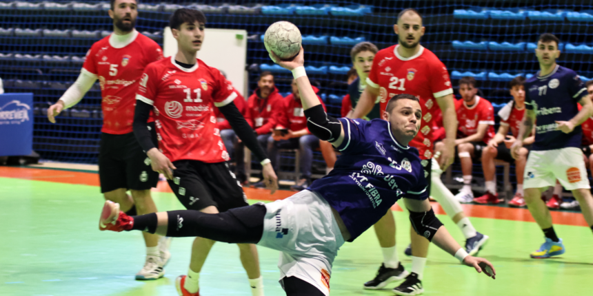 Ramón Mazón lanza a portería en un partido del CBM Mare Nostrum Torrevieja