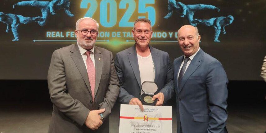Domingo Gómez junto a otros premiados y autoridades de la federación nacional durante la ceremonia de entrega de galardones en La Nucía