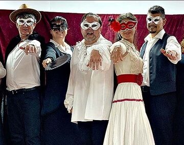 Siete integrantes de la compañía Thalía Teatro caracterizados con máscaras y vestuario de época durante la representación de la obra “El proceso” en el Centro Cultural Virgen del Carmen