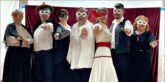 va3462-thalía teatro Siete integrantes de la compañía Thalía Teatro caracterizados con máscaras y vestuario de época durante la representación de la obra “El proceso” en el Centro Cultural Virgen del Carmen