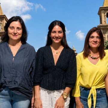 María Jesús Lomas junto a la nueva junta directiva de la Cofradía de la Verónica de Torrevieja