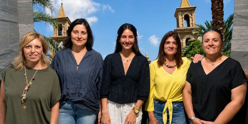 María Jesús Lomas junto a la nueva junta directiva de la Cofradía de la Verónica de Torrevieja