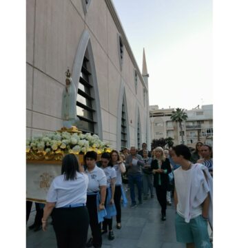 Torrevieja reúne a numerosos fieles en el Vía Lucis en honor a la Virgen de Fátima