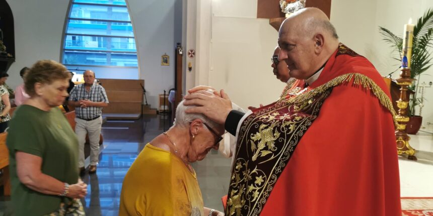 Fieles durante la Vigilia de Pentecostés celebrada en la Parroquia del Sagrado Corazón de Torrevieja
