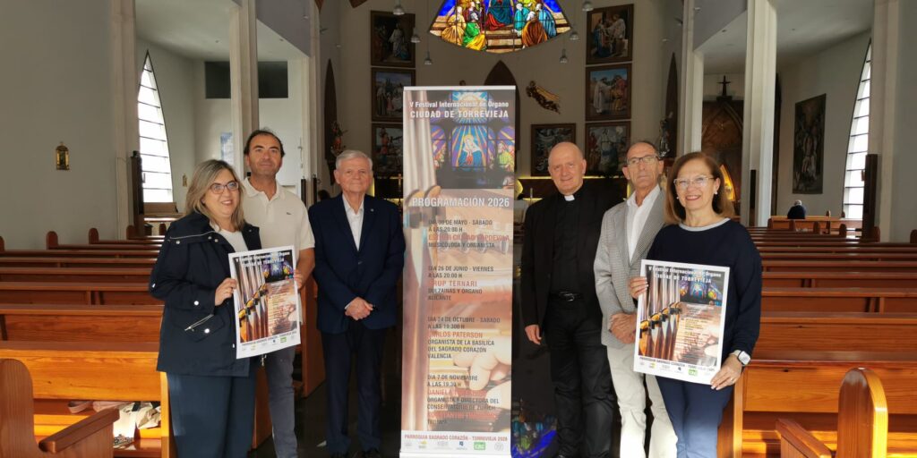 La nueva junta directiva de la Asociación Cultural Amigos del Órgano Tubular presenta el cartel del festival en el interior de la Iglesia del Sagrado Corazón