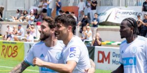 Jugadores del SC Torrevieja CF celebran con alegría uno de los goles que certificaron su pase al playoff de ascenso