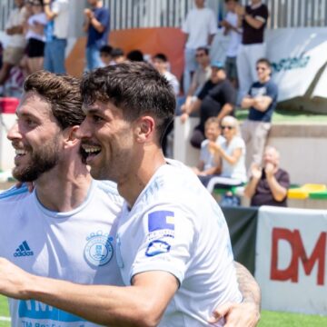 Jugadores del SC Torrevieja CF celebran con alegría uno de los goles que certificaron su pase al playoff de ascenso