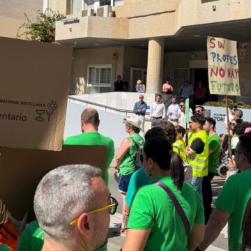 va3464-concentracion huelga de educacion El alcalde Eduardo Dolón se dirigió a la concentración de la huelga de la comunidad escolar