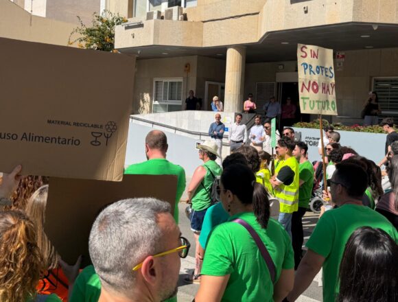 El alcalde Eduardo Dolón se dirigió a la concentración de la huelga de la comunidad escolar