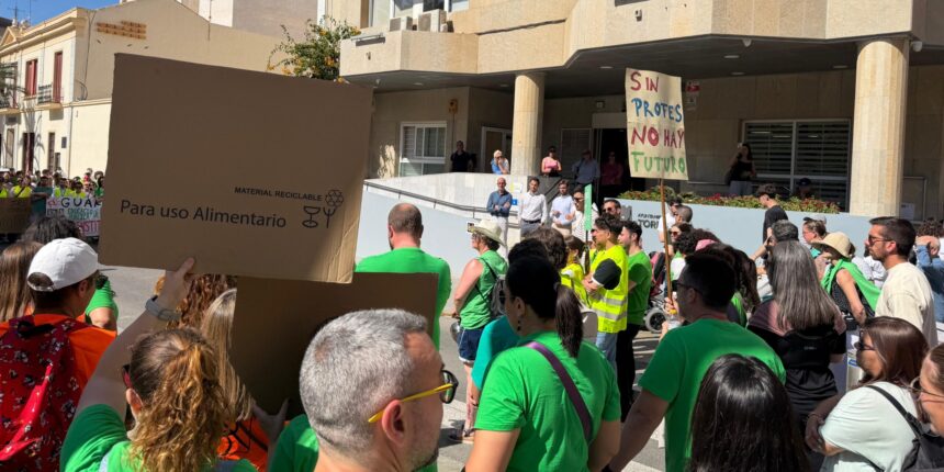 El alcalde Eduardo Dolón se dirigió a la concentración de la huelga de la comunidad escolar
