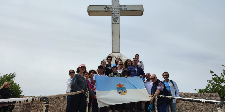 Peregrinos de Torrevieja durante su visita al monte Križevac en Medjugorje