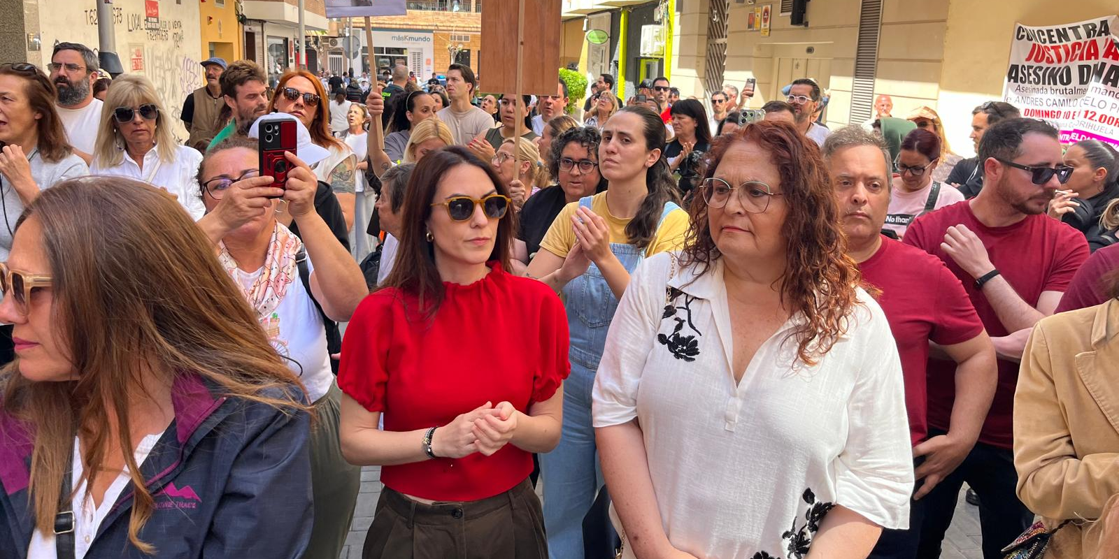 Concha Sala y Bárbara Soler en la concentración por la muerte de la gata Nala en Torrevieja