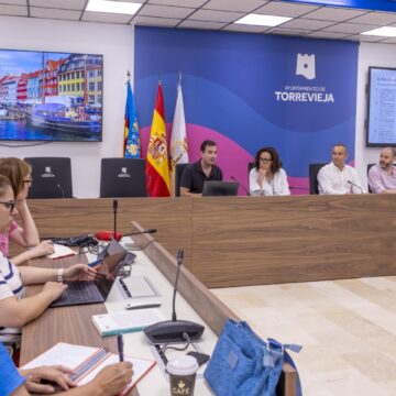 Presentación en el salón de plenos del Ayuntamiento de Torrevieja sobre el reconocimiento del Ministerio como Ciudad de la Ciencia y la Innovación ante medios y técnicos municipales