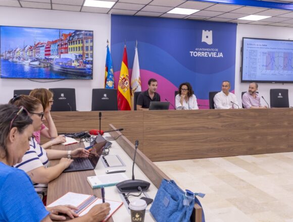 Presentación en el salón de plenos del Ayuntamiento de Torrevieja sobre el reconocimiento del Ministerio como Ciudad de la Ciencia y la Innovación ante medios y técnicos municipales