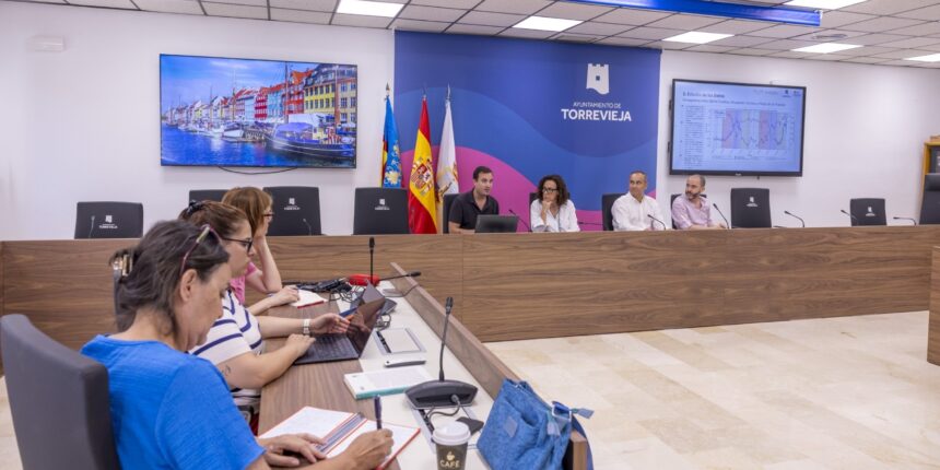 Presentación en el salón de plenos del Ayuntamiento de Torrevieja sobre el reconocimiento del Ministerio como Ciudad de la Ciencia y la Innovación ante medios y técnicos municipales