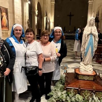 Integrantes de la Delegación de Torrevieja de la Hospitalidad Diocesana junto a la imagen de la Virgen de Lourdes en la Iglesia de Santo Domingo de Orihuela