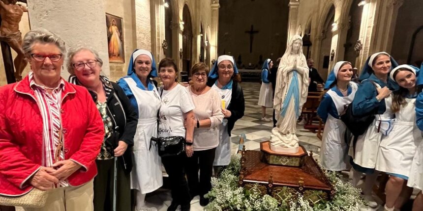 Integrantes de la Delegación de Torrevieja de la Hospitalidad Diocesana junto a la imagen de la Virgen de Lourdes en la Iglesia de Santo Domingo de Orihuela
