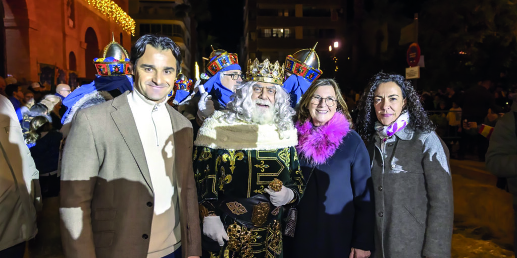 El alcalde Eduardo Dolón y otras autoridades municipales acompañan a Fernando Pérez Rebollo en su papel de Rey Melchor durante una celebración nocturna en Torrevieja