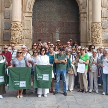 VA3465-uned-torrevieja-ruta-cultural-orihuela.jpg Alumnos de la Universidad Abierta de UNED Torrevieja durante su visita cultural a Orihuela