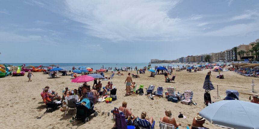 Playa de Torrevieja durante una semana de tiempo estable en junio
