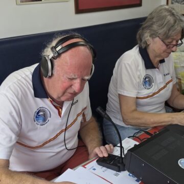 Radioaficionados de Torrevieja realizando contactos internacionales desde la patrullera Albatros III.
