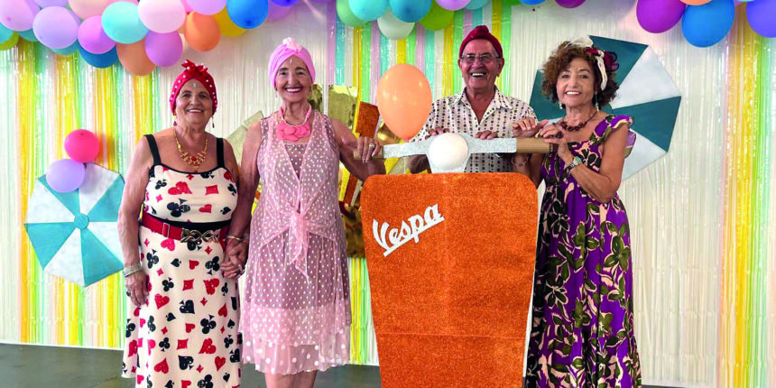 Usuarios del Centro Municipal de Ocio de Torrevieja celebran la fiesta de inicio del verano