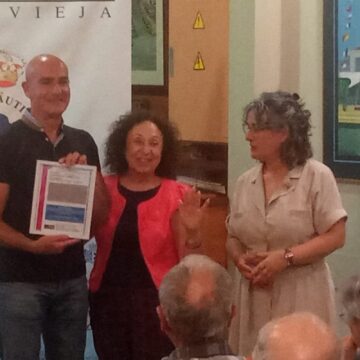 Fran Belmonte recibe un reconocimiento tras su conferencia sobre la historia de las familias de las salinas de Torrevieja