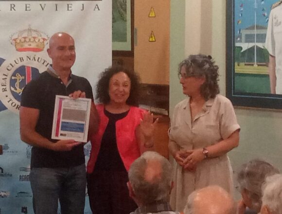 Fran Belmonte recibe un reconocimiento tras su conferencia sobre la historia de las familias de las salinas de Torrevieja