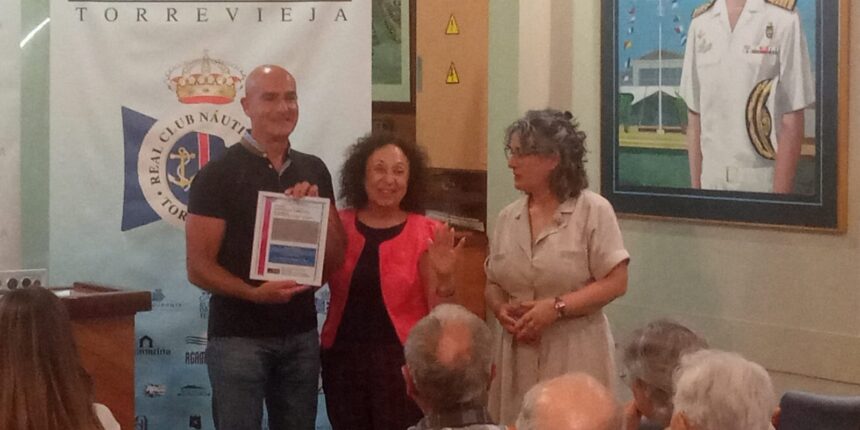 VA3466-Fran-Belmonte-conferencia-historia-salinas-Torrevieja.jpg Fran Belmonte recibe un reconocimiento tras su conferencia sobre la historia de las familias de las salinas de Torrevieja