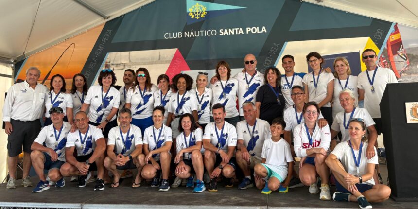 va3468-encuentro-galp-regata-santa-pola-torrevieja.jpg Participantes de la Regata GALP posan con sus medallas en el Club Náutico Santa Pola.